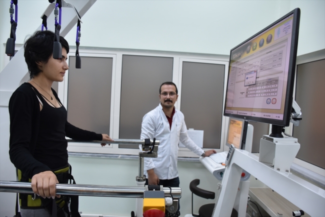 Kars'ta felçli hastalara robotlu destek